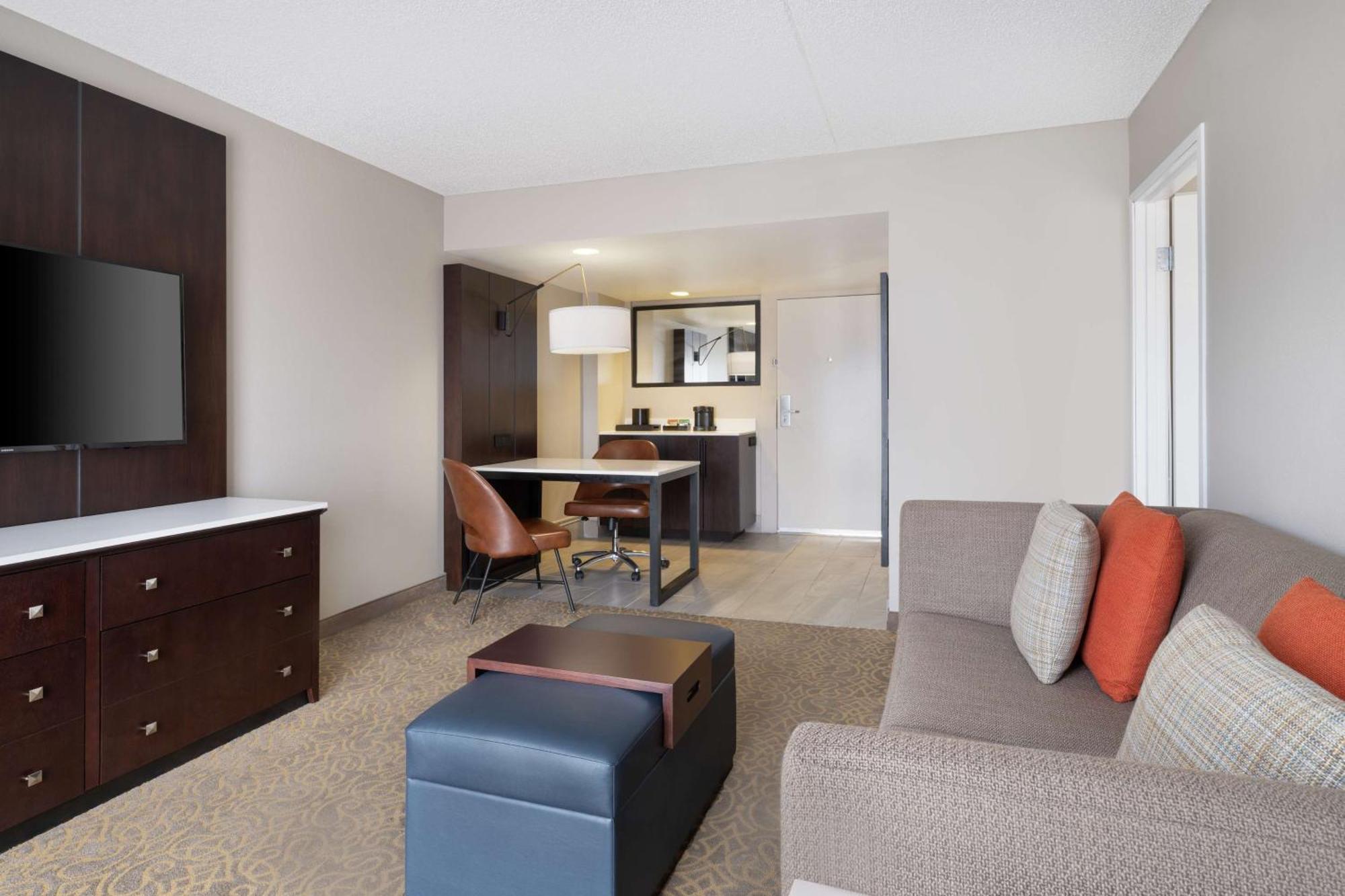 Two-Room King Suite,1551376195:JPEG