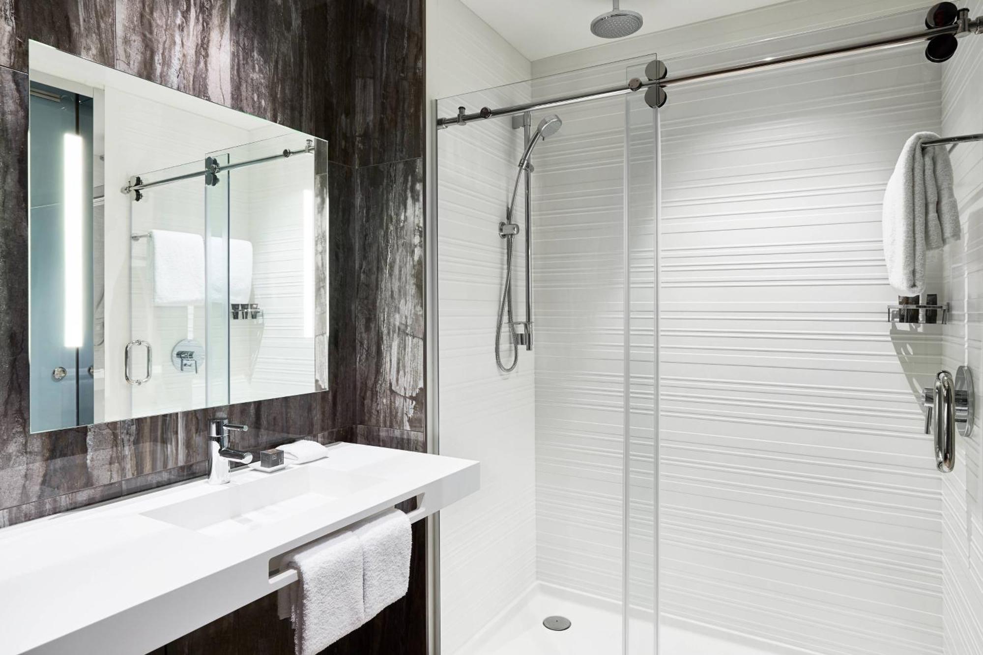 One-Bedroom King Suite with Courtyard View, Bathtub and Sofa Bed - Mobility Access/Hearing Accessible